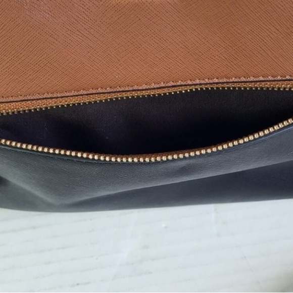 Chic Two-Tone Crossbody Bag with Tassels - Picture 3 of 12